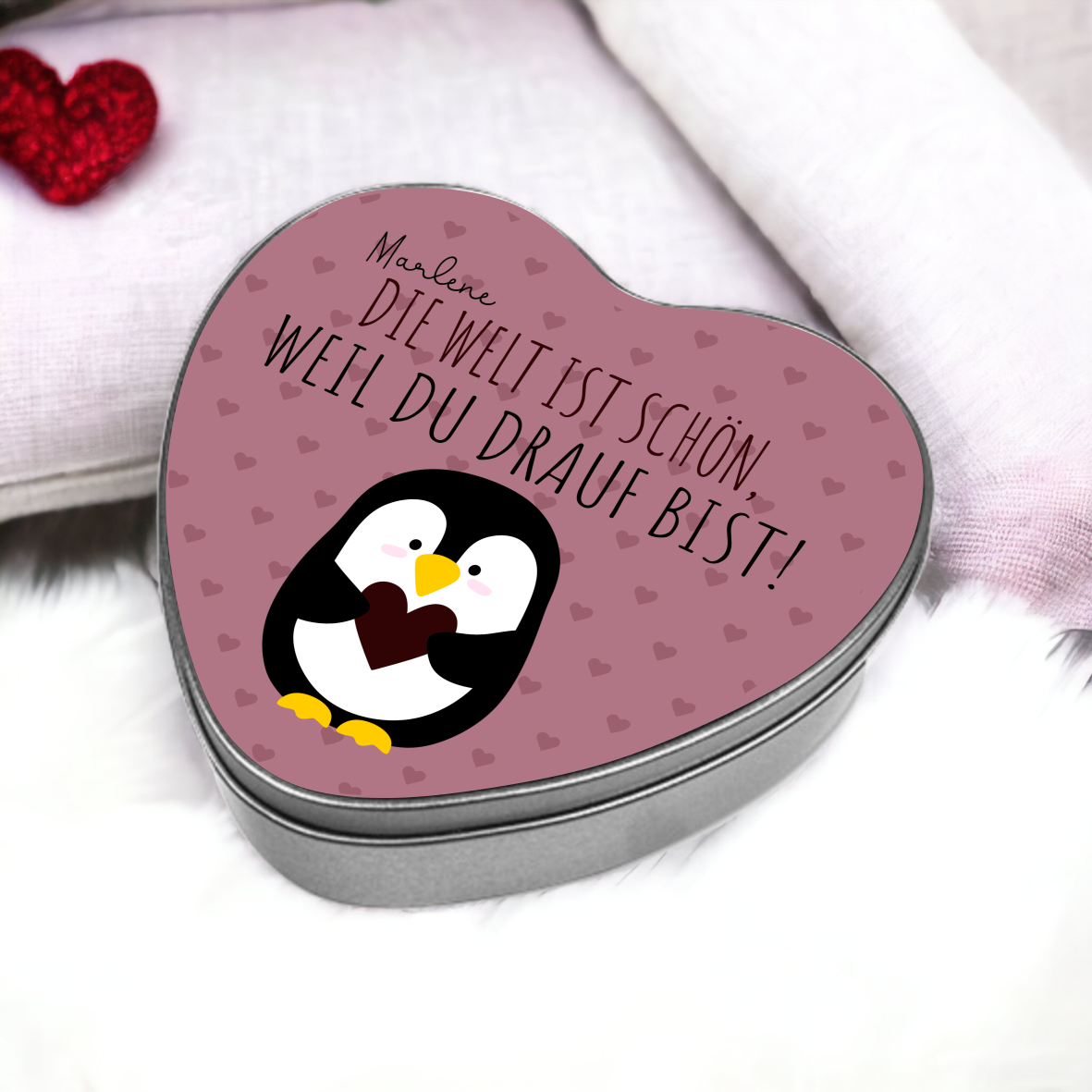 Geschenkdose Herz,  Pinguin "Die Welt ist schön, weil du drauf bist!" mit Wunschnamen